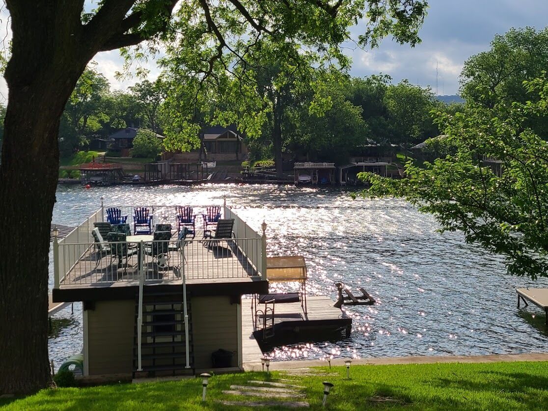Sunrise Cottage! On open water Lake LBJ! Beautiful shade trees! Amazing view!