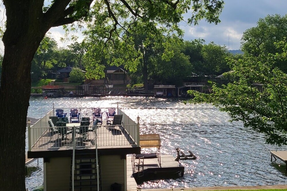Sunrise Cottage! On open water Lake LBJ! Beautiful shade trees! Amazing view!