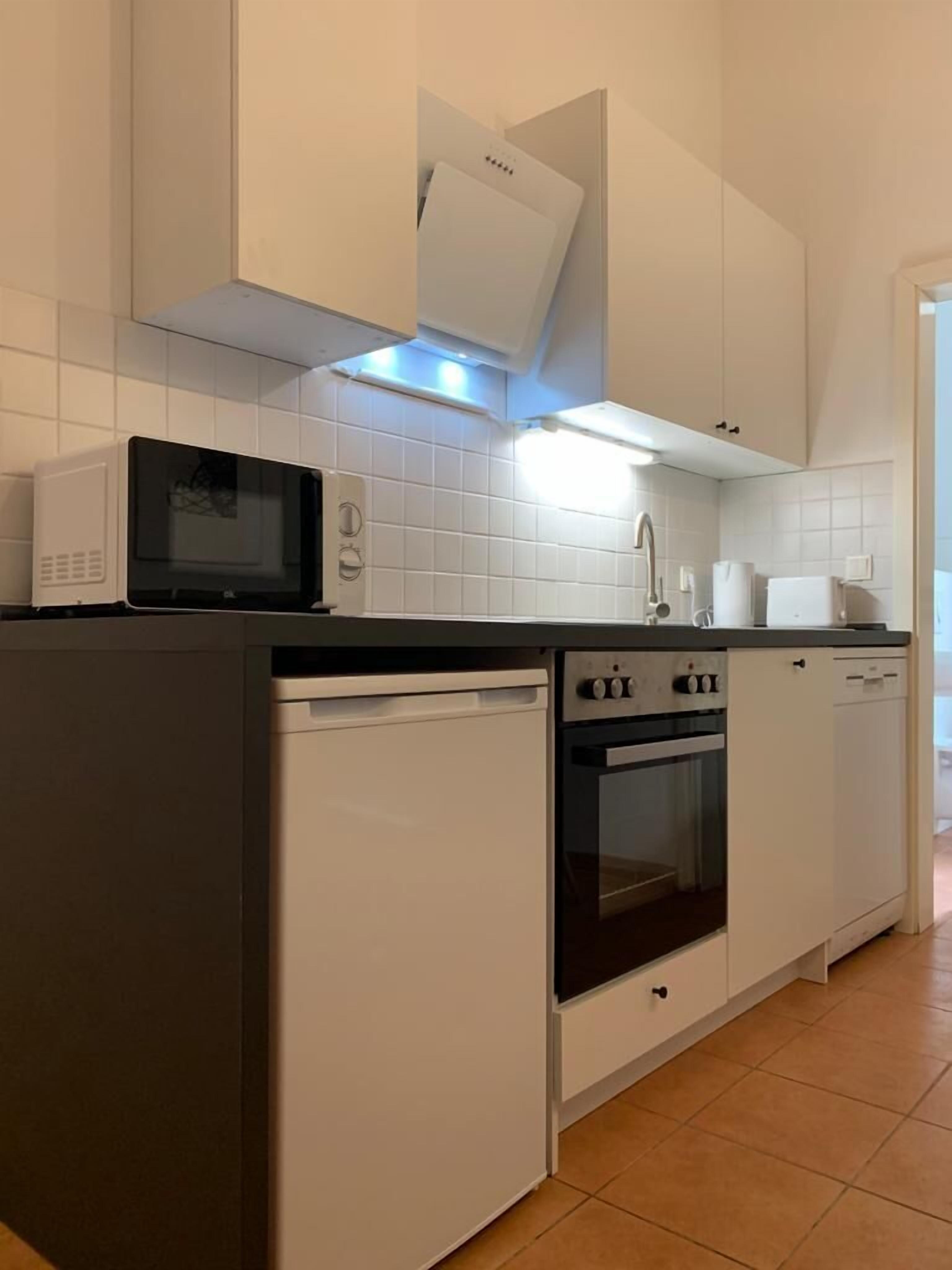 Kjøleskap, ovn, kokeplater og oppvaskmaskin