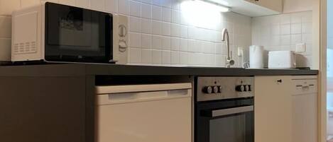 Kjøleskap, ovn, kokeplater og oppvaskmaskin