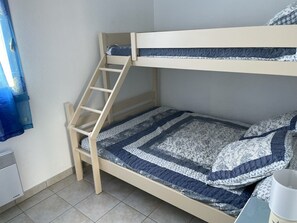 2 bedrooms, iron/ironing board, internet