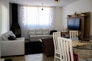 Älytelevisio, takka, DVD-soitin, pöytäjalkapallopöytä