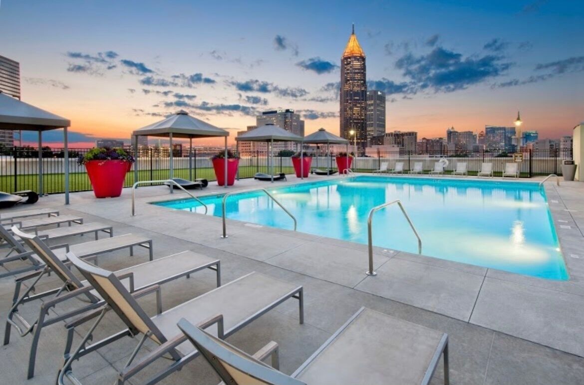Spacious 2 Bedroom Condo Downtown w/ Rooftop Pool