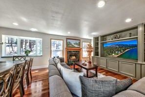 Fernseher, Kamin, Tischfußball