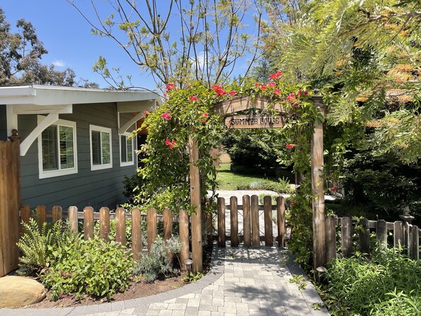 Property grounds - Relaxing Ranch Style House with Garden and Orchard (Camarillo)