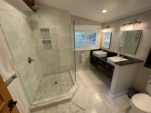 Combined shower/tub, hair dryer, towels, soap - Relaxing Ranch Style House with Garden and Orchard (Camarillo)