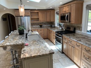 Fridge, microwave, oven, stovetop - Relaxing Ranch Style House with Garden and Orchard (Camarillo)