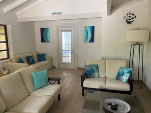 Smart TV, books - Entire Villa for Rent, Leeward / Grace Bay, Short Walk to Sunset Beach (Providenciales)
