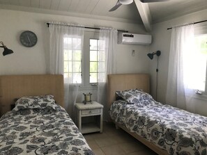 3 bedrooms, desk, free WiFi, bed sheets - Entire Villa for Rent, Leeward / Grace Bay, Short Walk to Sunset Beach (Providenciales)