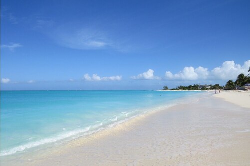 Entire Villa for Rent, Leeward / Grace Bay, Short Walk to Sunset Beach