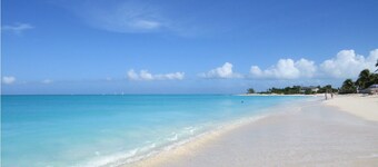 Entire Villa for Rent, Leeward / Grace Bay, Short Walk to Sunset Beach