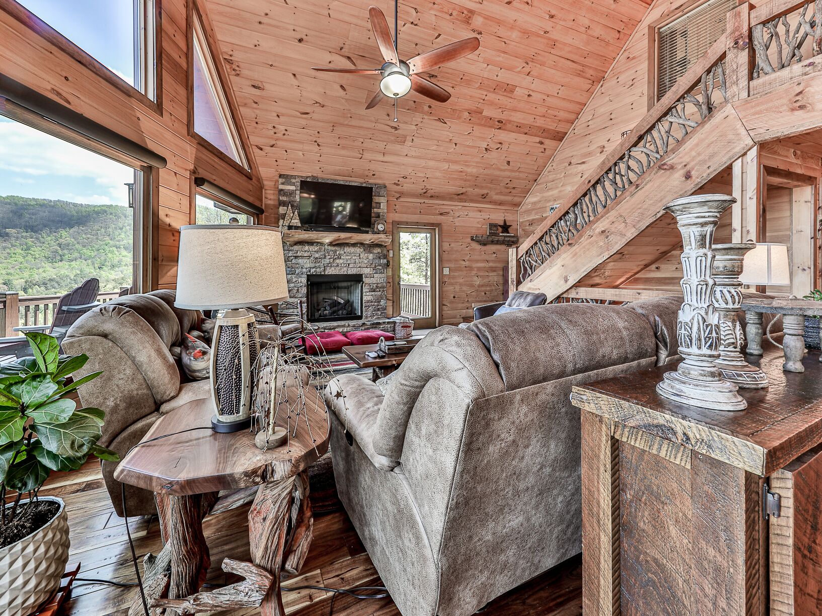 My Happy Place offers Stunning mountain views in Blue Ridge-hot tub-pool table