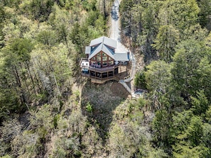 A lodge with a large deck and multiple rooms, surrounded by dense forest. - Blue Ridge Mountaintop Cabin with an amazing View, Hot Tub, Pool Table, Fire Pit (Blue Ridge)