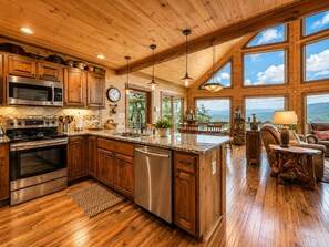 Una cocina amplia con armarios de madera, electrodomésticos de acero inoxidable y una isla grande.