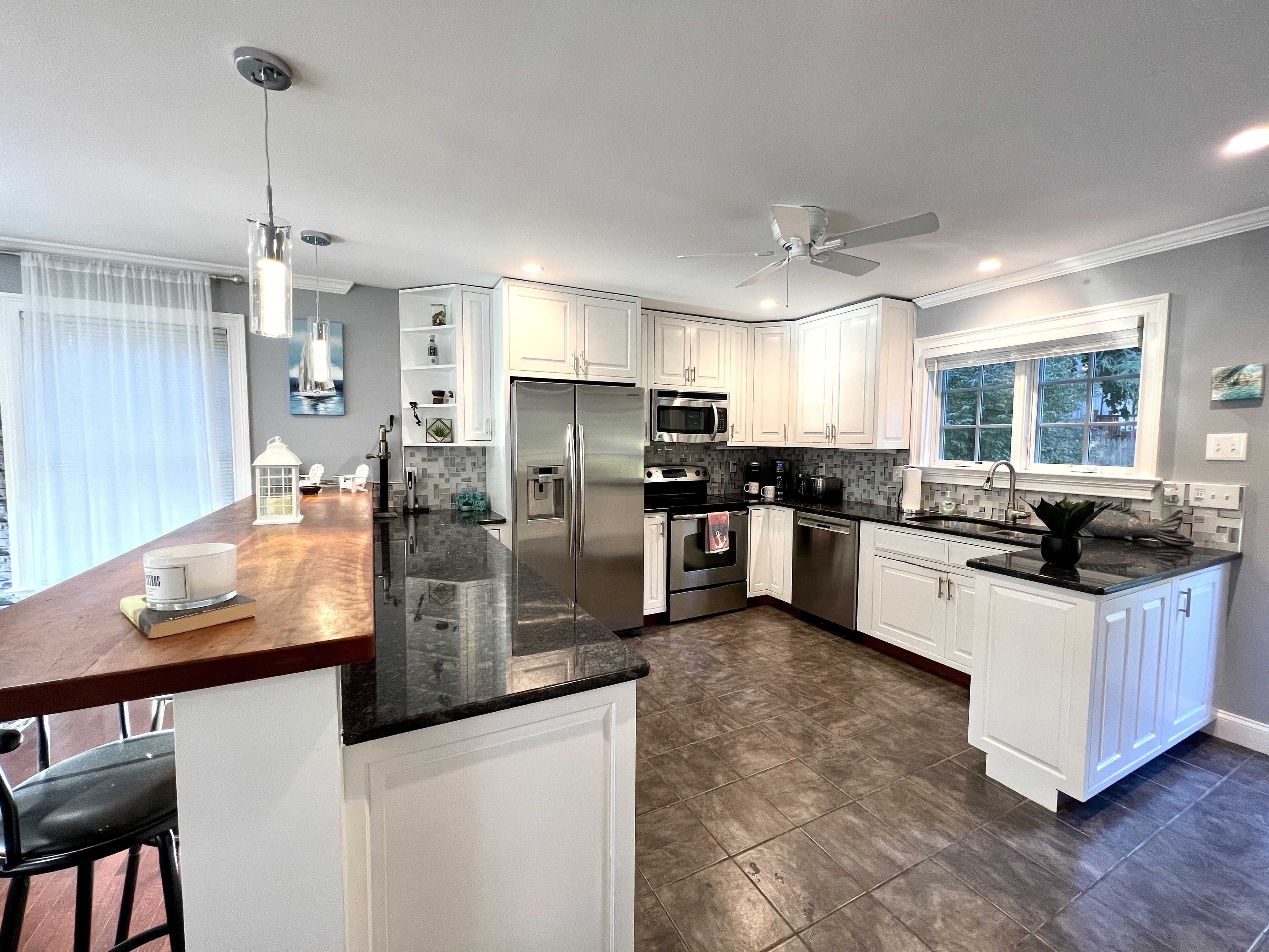 Lakeview Home 3 Private Beaches w/ Kayaks, on Squantz Pond