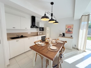 Fridge, microwave, oven, stovetop - Ty Kergo - Surzur - Gîte (SURZUR)