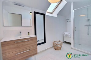 Shower, hair dryer, towels - Ty Kergo - Surzur - Gîte (SURZUR)