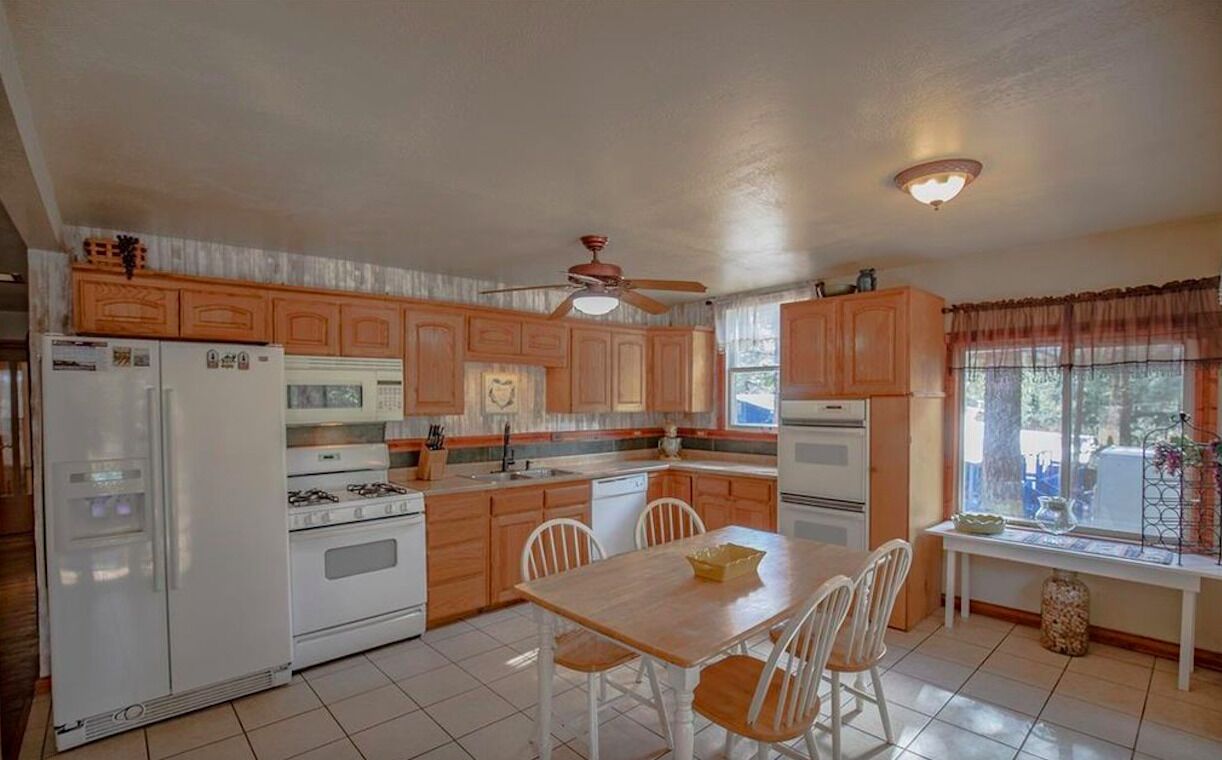 Cue the Elk Lodge - Great for Large Groups - Fenced Yard Bring Your Dogs!