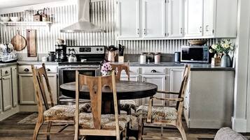 Een koelkast, een magnetron, een oven, een kookplaat