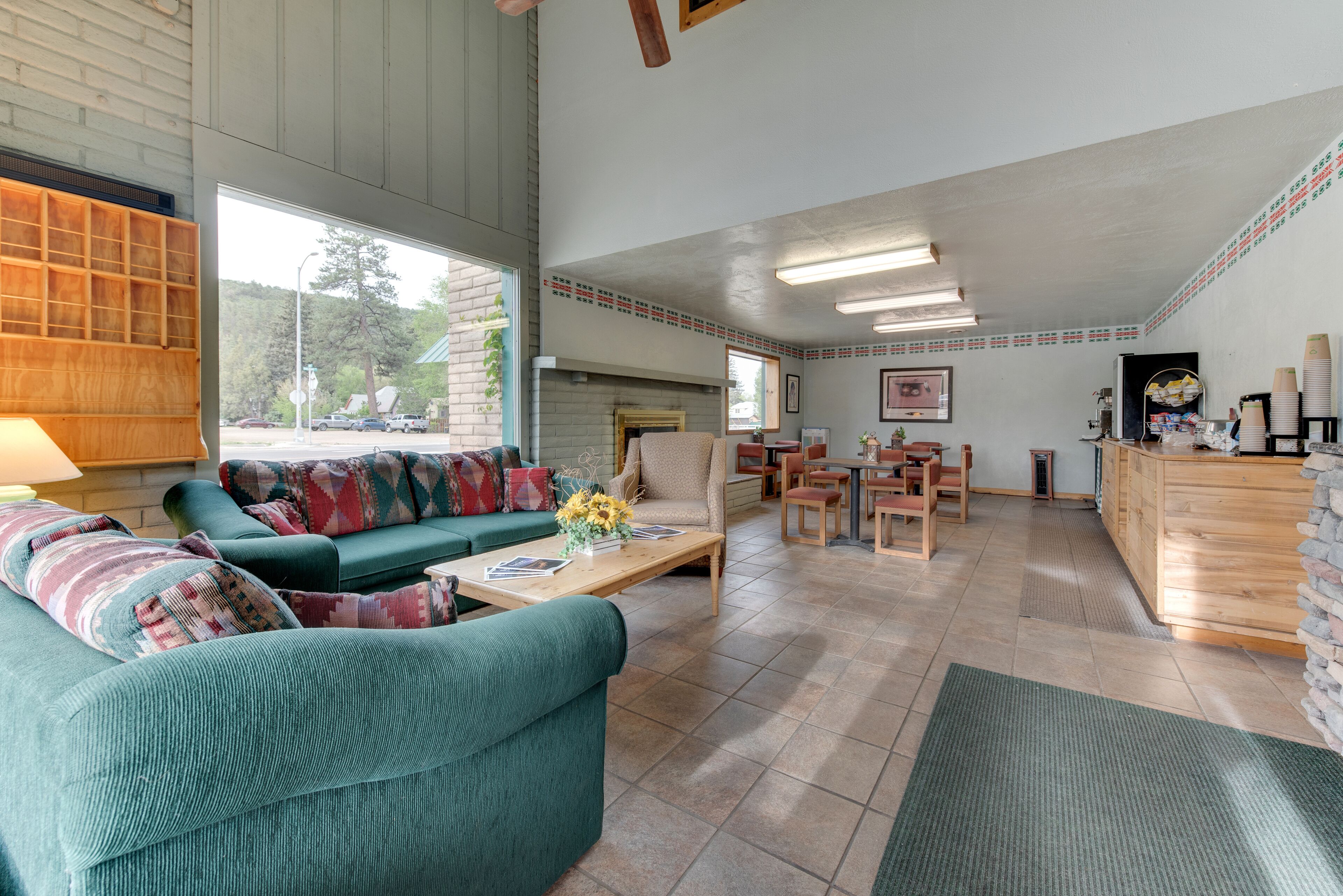 2 Doubles+Sofa Bed+Kitchen at Dolores Mountain Inn