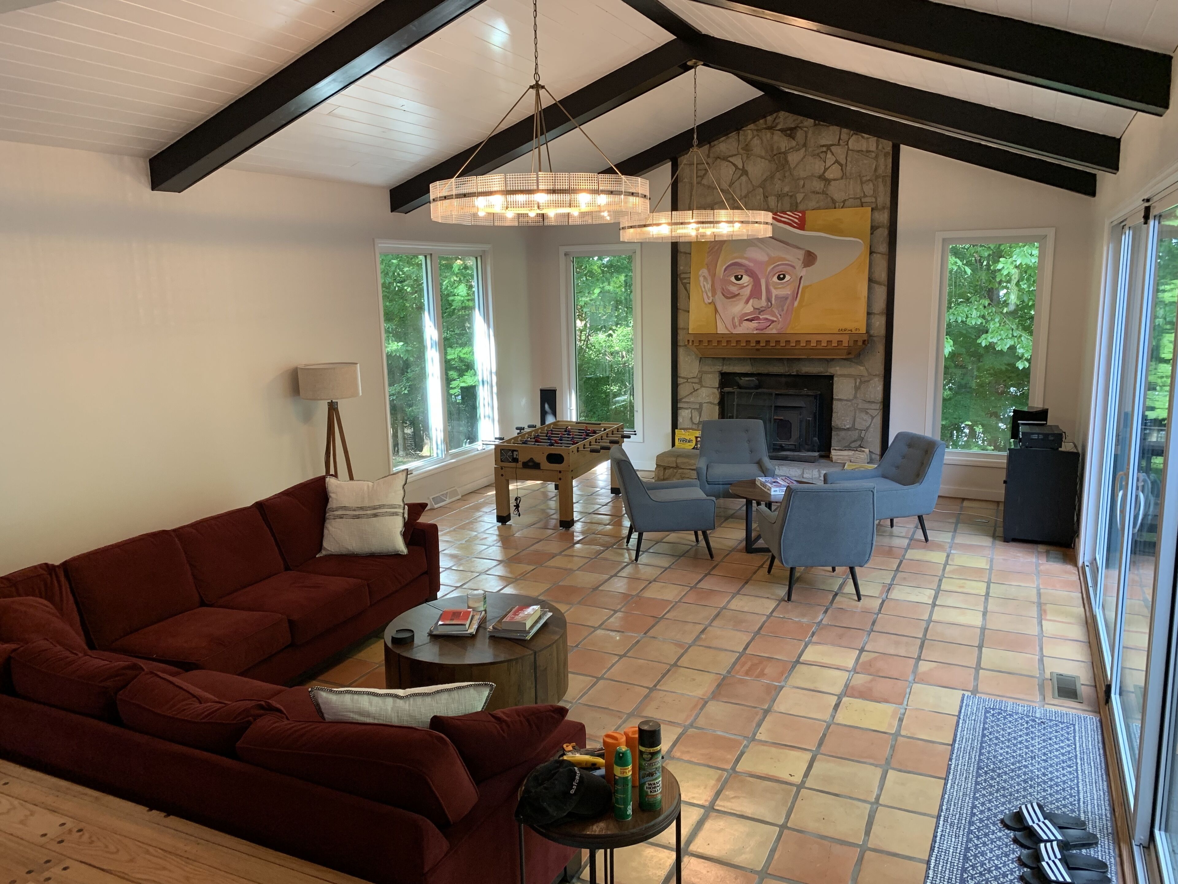 تلفزيون ذكي، مدفأة، كرة قدم الطاولة، كُتُب