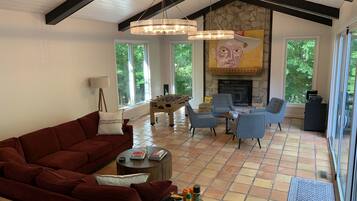 TV connectée, cheminée, baby-foot, livres