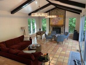 Smart-TV, Kamin, Tischfußball, Bücher