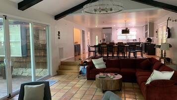 TV connectée, cheminée, baby-foot, livres