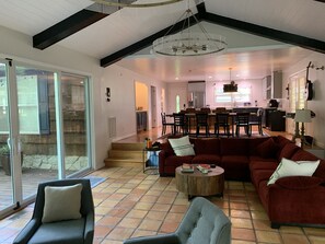 Smart-TV, Kamin, Tischfußball, Bücher