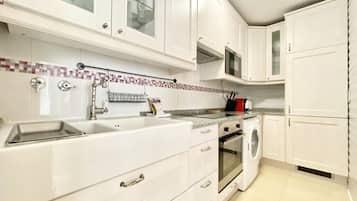 Kjøleskap, mikrobølgeovn, ovn og kaffetrakter/tekoker