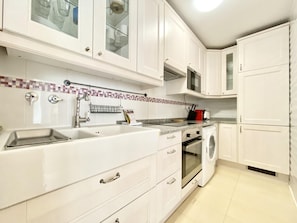 Kjøleskap, mikrobølgeovn, ovn og kaffetrakter/tekoker