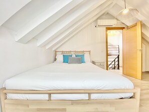 4 bedrooms, iron/ironing board, Internet, bed sheets