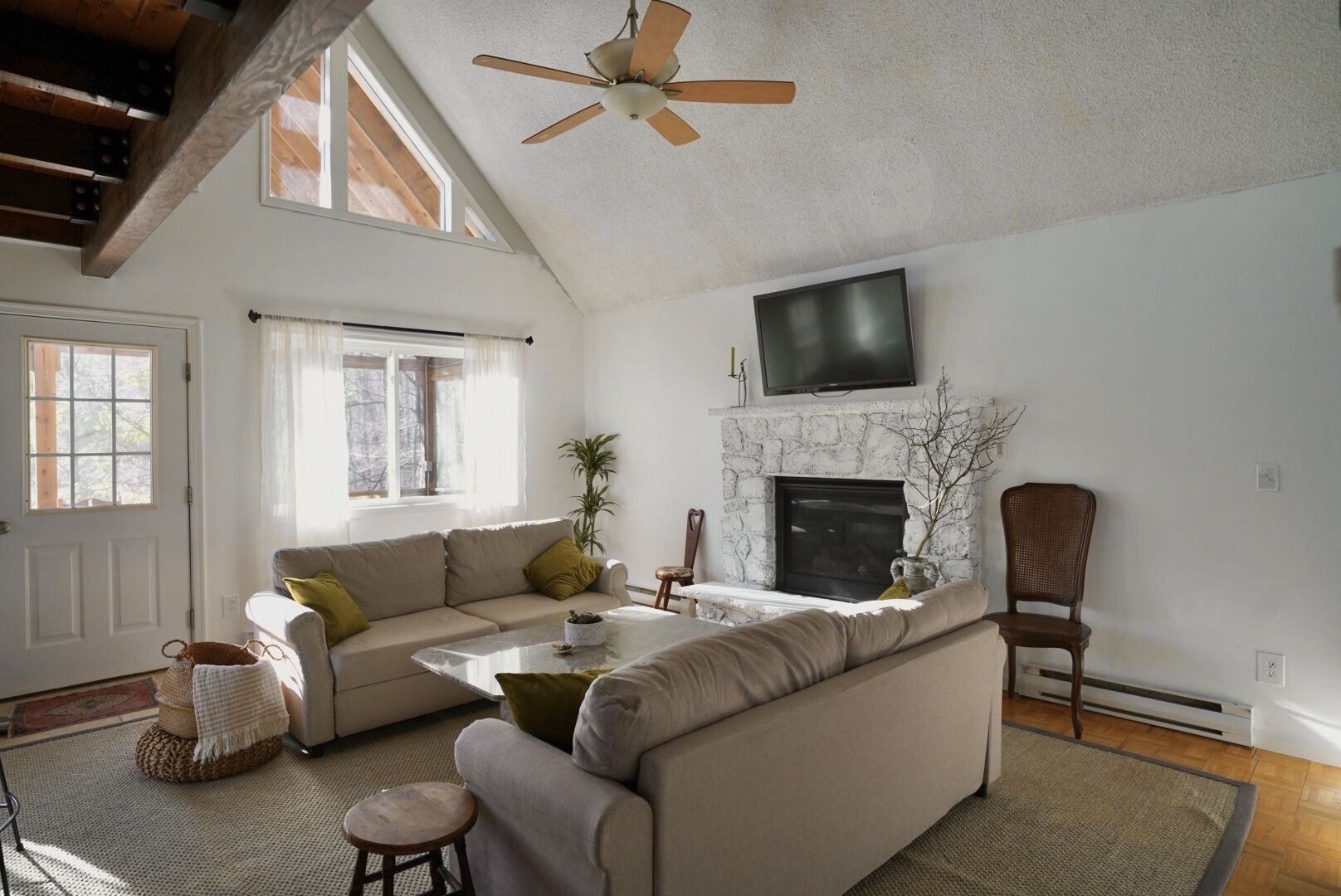 COZY SUN DRENCHED HOUSE IN POCONO MOUNTAINS