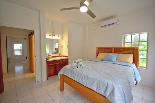 Private Chef Included,PrivateBeach,Free WiFi,2Kayaks,2 GolfCarts