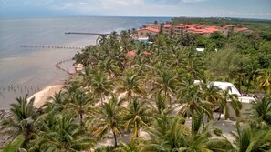 Plage, chaises longues, serviettes de plage