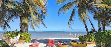 Na praia, espreguiçadeiras, toalhas de praia