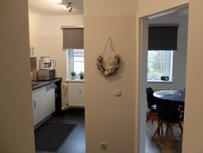 Dining - Warnemünde, close to the beach, parking lot, central location in the country house (Warnemünde-Diedrichshagen)