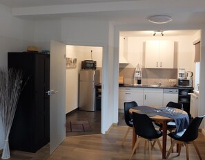 Kühlschrank, Mikrowelle, Ofen, Herdplatte