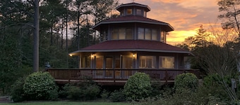 Romantic Chesapeake Bay Lighthouse-Style House Getaway