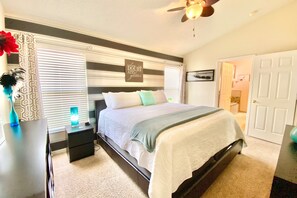 5 bedrooms, desk, iron/ironing board, travel crib - Cute Home Perfect for Family Fun 4 Miles to Disney (Kissimmee)
