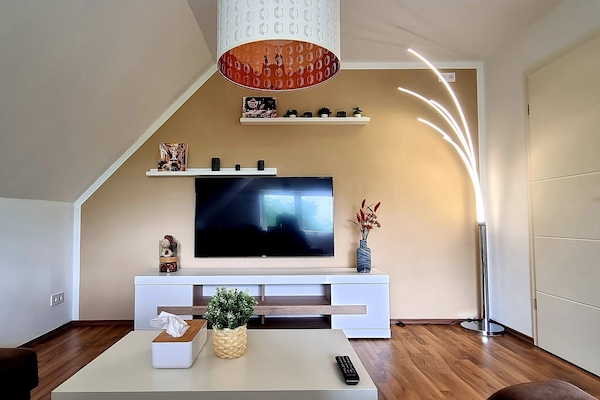 Wohnbereich mit 55 Zoll Fernseher