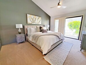 3 makuuhuonetta, työpöytä, silitysrauta/-lauta, vauvan matkasänky