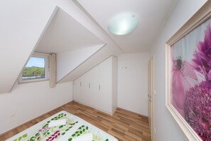 2 habitaciones, escritorio y tabla de planchar con plancha