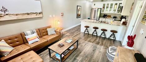 Smart TV, libros y estéreo