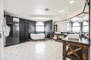 Bathtub, rainfall showerhead, hair dryer, towels - SVS: Spacious 6BD Vegas Home | Private Pool, BBQ & Game Room | Sleeps 12 (Henderson)