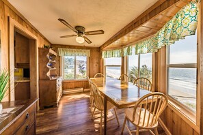Dining - LARGE BOUTIQUE VINTAGE 2 BEDROOM OCEAN VIEW SUITE #2 W/FULL KITCHEN&WOOD BURN FP (Lincoln City)