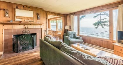 LARGE BOUTIQUE VINTAGE 2 BEDROOM OCEAN VIEW SUITE #2 W/FULL KITCHEN&WOOD BURN FP