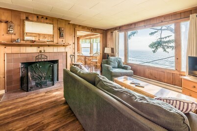 LARGE BOUTIQUE VINTAGE 2 BEDROOM OCEAN VIEW SUITE #2 W/FULL KITCHEN&WOOD BURN FP