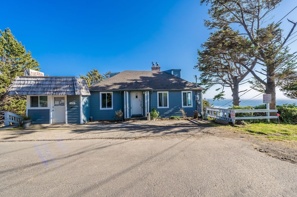 LARGE BOUTIQUE VINTAGE 2 BEDROOM OCEAN VIEW SUITE #2 W/FULL KITCHEN&WOOD BURN FP