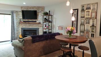 Televisión y chimenea